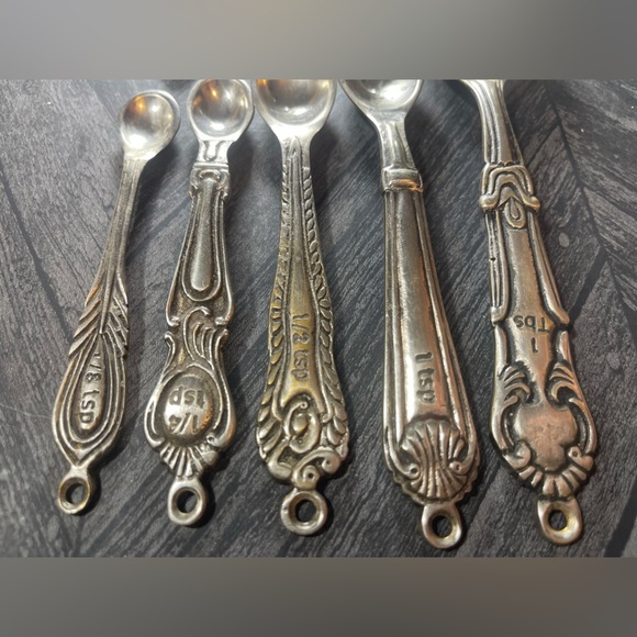 Country Kitchen ANTHROPOLOGIE 5 Piece Measuring Spoon Set on Safety Pin Holder - Picture 10 of 11